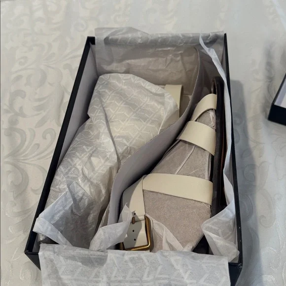 Marc Fisher Loop Sandal. Ladies 8 - Picture 15 of 15